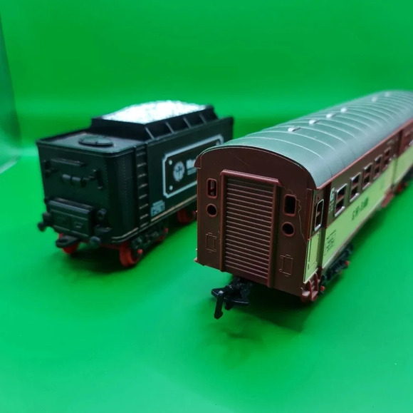 TEMI G1 Classical Locomotive Lot 2 Cars, Scenery, Tracks, People, Signs - Picture 4 of 6